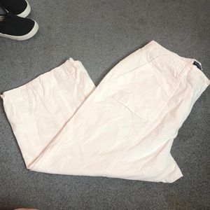 Adorable white capris!